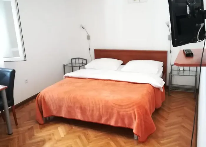 Apartments And Room Merica Gostinjska kuća 3*